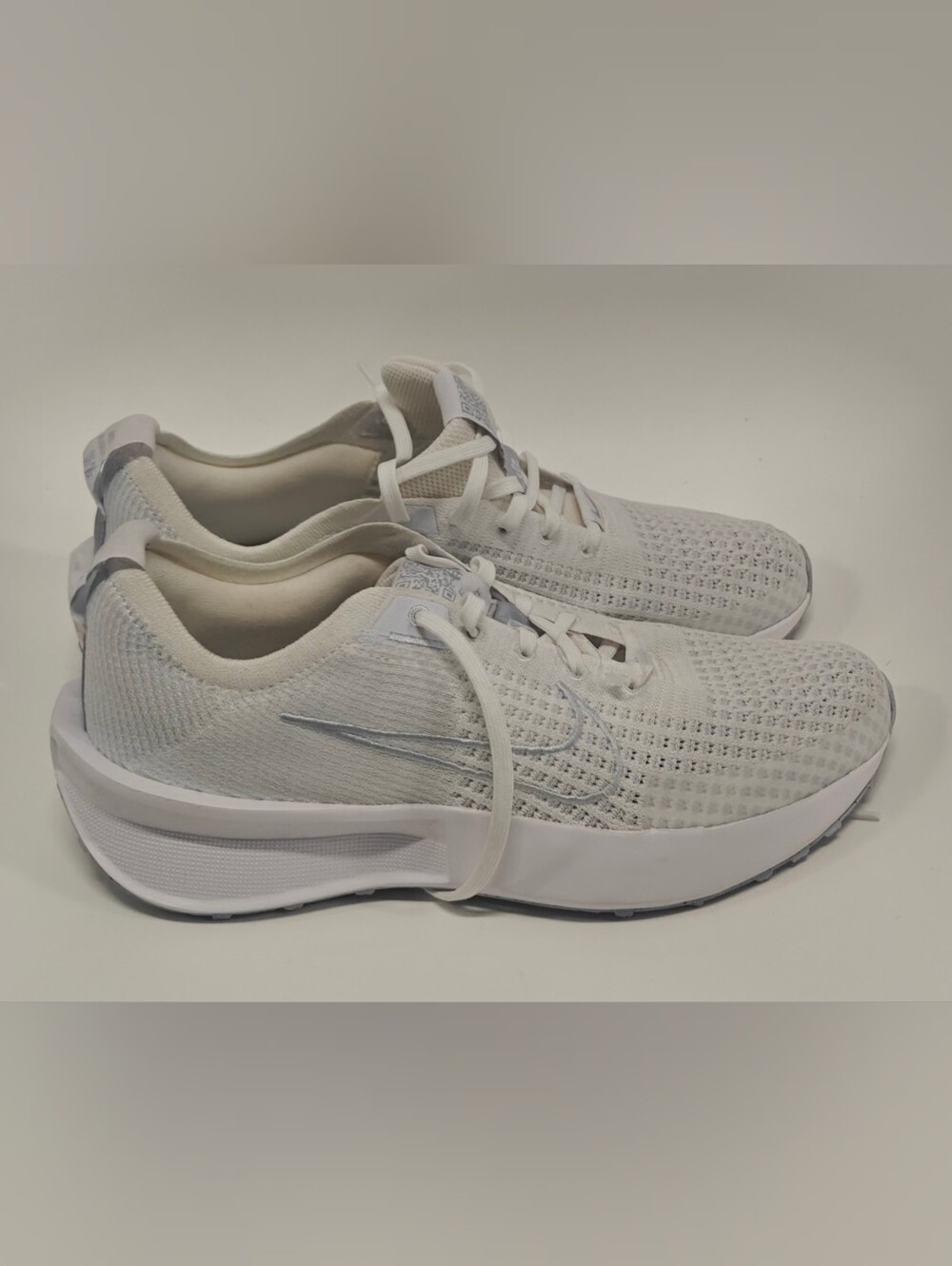 Nike Interact Run Womenβs Size 10 White Metallic Silver Running Shoes Sneakers
